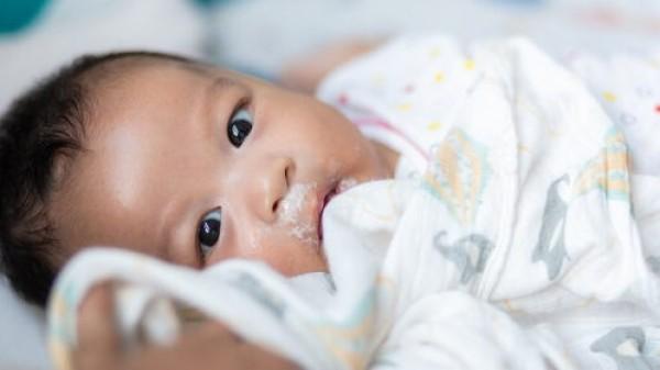 kenapa-bayi-sering-gumoh