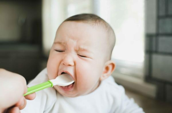 Perbedaan Tersedak Berbahaya vs Normal pada Bayi