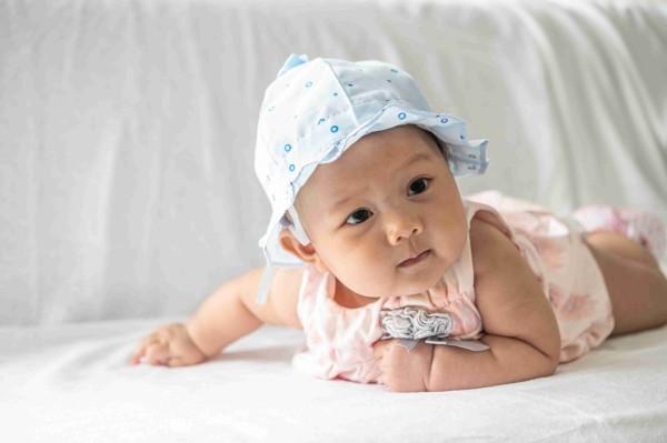 kapan bayi bisa tengkurap