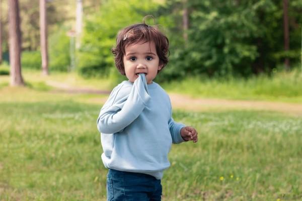 Anak yang Suka Gigitin Baju