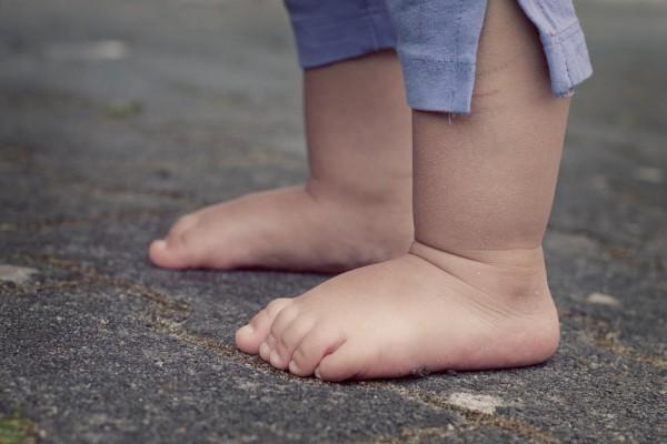 Manfaat Beraktivitas Fisik Tanpa Alas Kaki untuk Anak